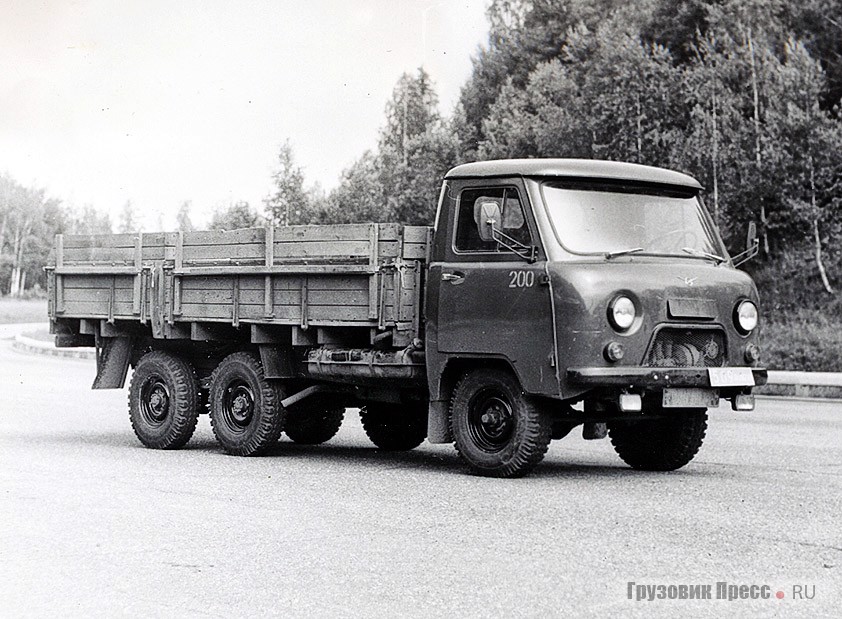 Трёхосный бортовой автомобиль УАЗ-452ДГ