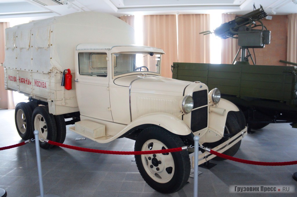 Музейный ГАЗ-ААА раскрашен по аналогии с парой таких грузовиков с участвовавшх в пробеге «Москва-Кара-Кумы-Москва» в 1933 году
