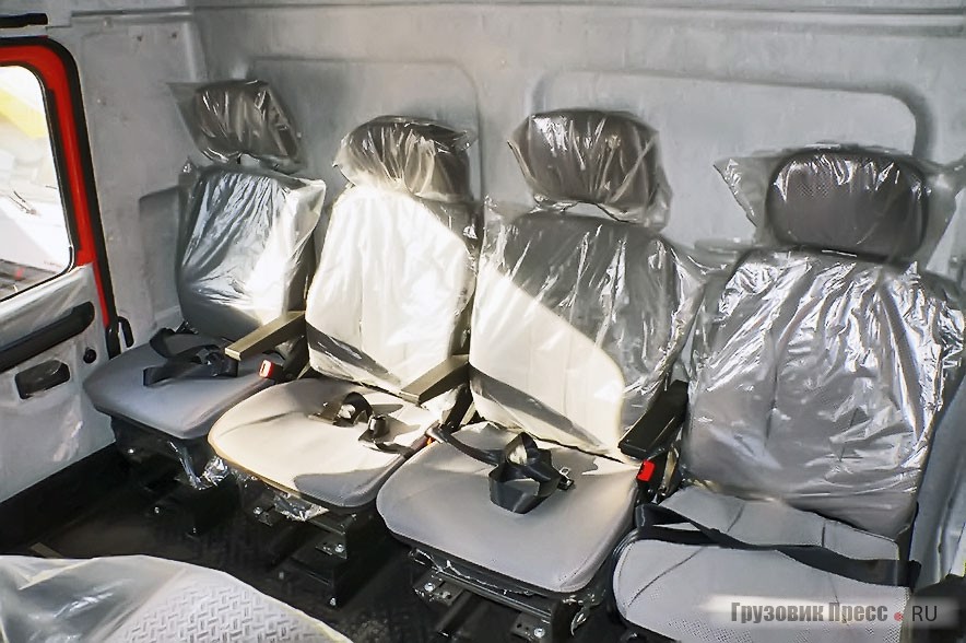 В итоговом виде вместо этих сидений, вероятнее всего, появятся иные, специализированные, где для экономии места и оперативности высадки спинкой служат баллоны с кислородом