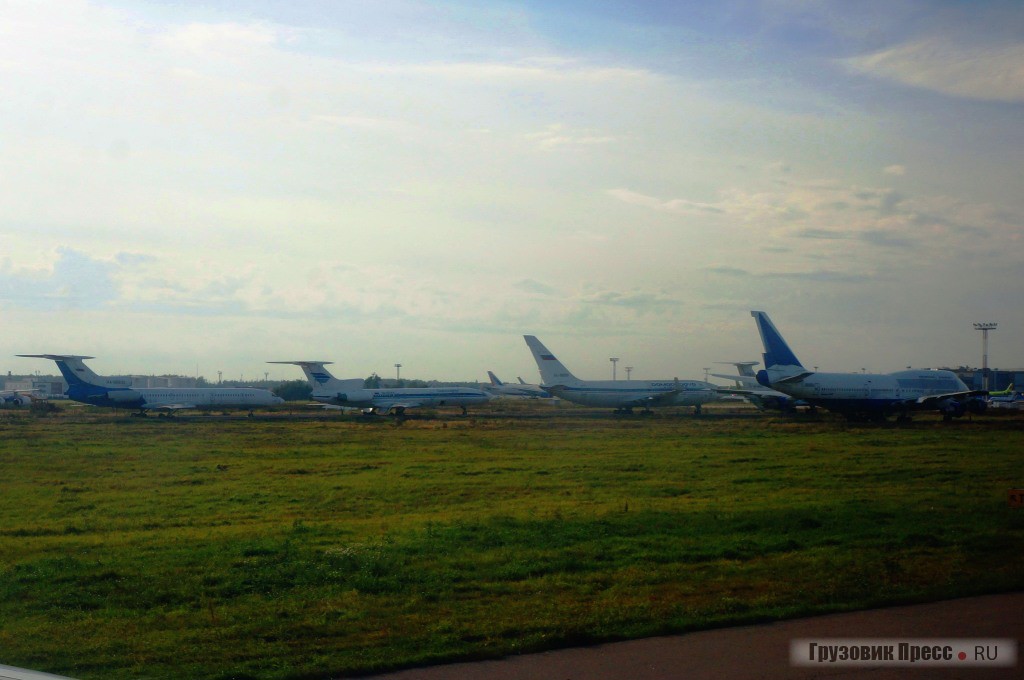 Кстати, Домодедово вас обычно встречает не очень радостным зрелищем - это площадка самолетов отправленных на покой