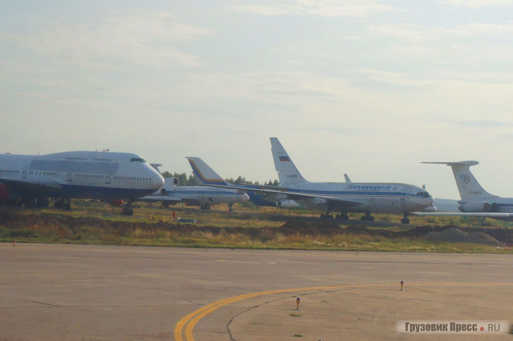 Кроме привычных Ту-154, здесь стоят Ил-62, Ил-86 и даже Boenig 747...