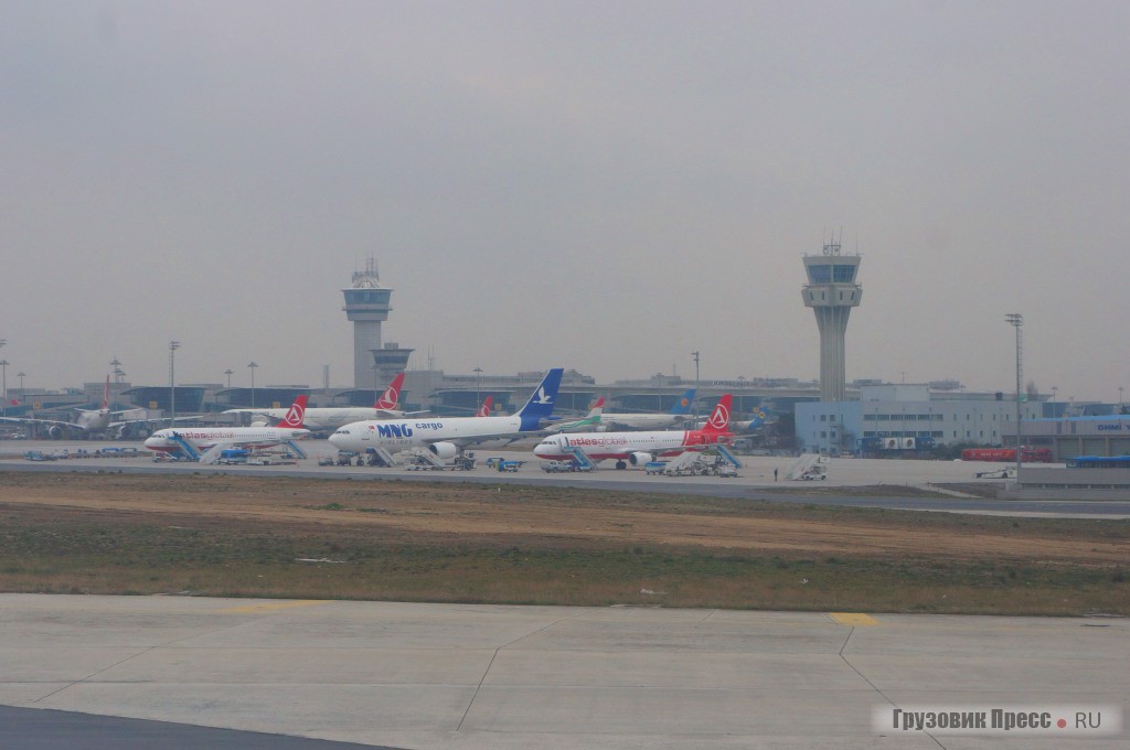 Как и положено крупнейшему аэропорту страны, здесь можно встретить лайнеры самых разных авиакомпаний