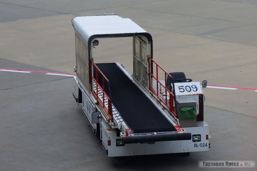А это транспортер багажа непосредственно в самолет - разумеется, с закрытой крышей