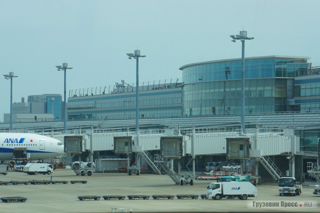Стекло, сталь, бетон - интересно, есть ли аэровокзалы, построенные по иной технологии? Разумеется, я имею ввиду современные конструкции