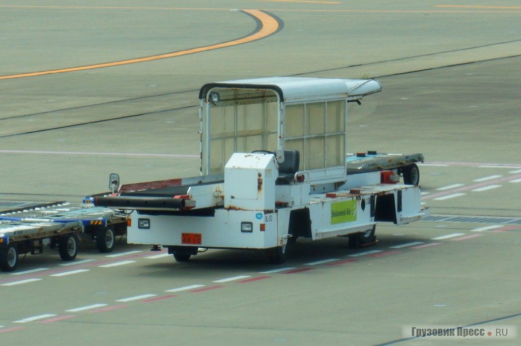 А вот загрузчики багажа в японских аэропортах разнообразием не отличаются 