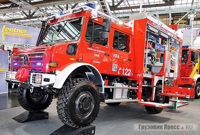 Unimog U5000 набит до отказа самым разнообразным оборудованием, от переносного генератора до специального освещения на выносной мачте. Эта машина EMPL предназначена для ликвидации катастроф в гористом регионе Тироль