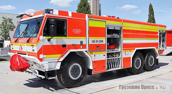 Разумеется, на Interschutz были и машины Tatra, популярные как основа пожарных машин для сложных дорожных условий. Тяжёлый объектовый автомобиль CAS 30-S3VH построен чешской фирмой Kobit на военном шасси Tatra 815-7