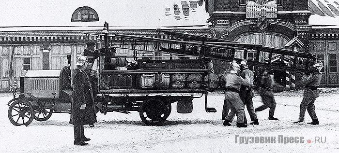 Пожарная линейка М.Е. Челышева со съёмной платформой на шасси грузовой машины Daimler-Marienfelde DM 2b. Москва, Пречистенка, д. 22. Сейчас там располагается Управление пожарной охраны Москвы