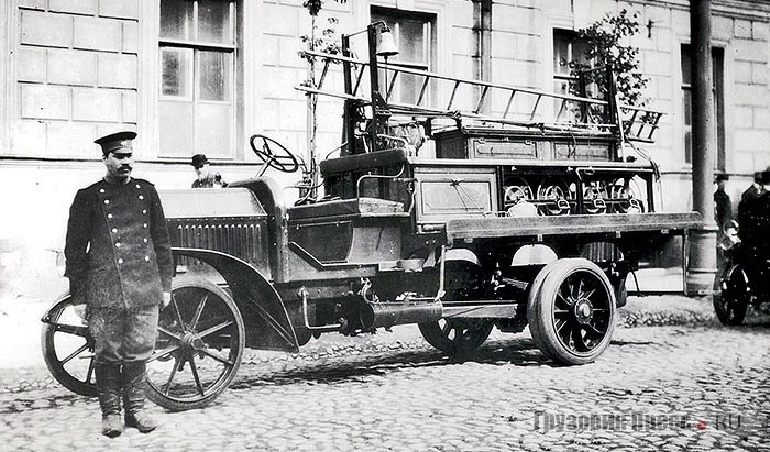 Вторая пожарная линейка Daimler-Marienfelde DM 2b той же конструкции на пожаре в Александровском пассаже, 2 мая 1914 г.