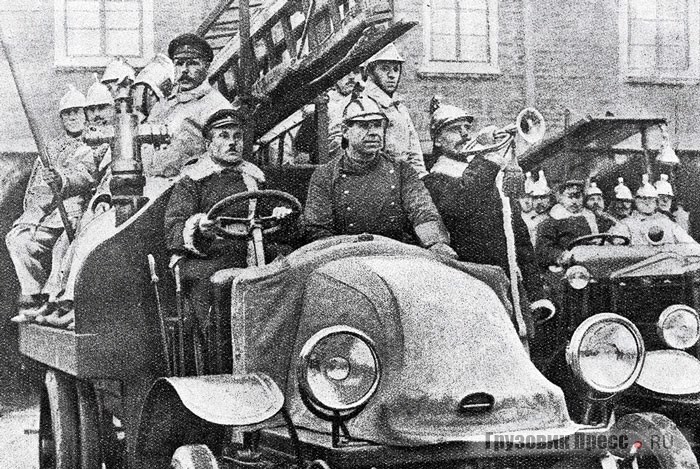 Большая съёмная платформа «М. Челышев и Г. Гюнтер» на шасси французской машины Renault EP на службе в Кропоткинской пожарной части (бывшей Пречистенской). Москва, 1924 г.