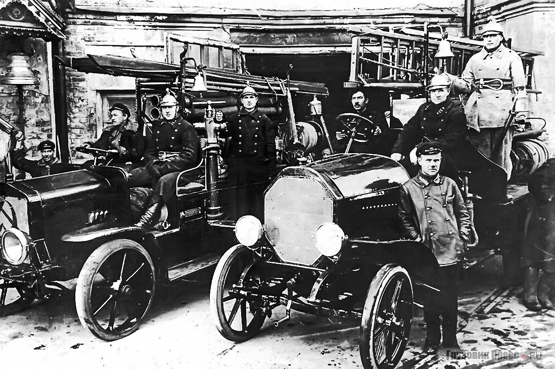 Первая платформа Челышева на новом шасси Daimler-Marienfelde, слева чехословацкий автонасос Praga. Москва, примерно 1926 г.