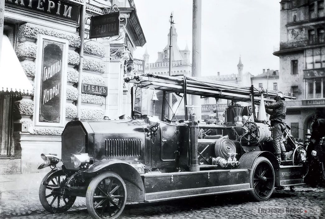 Автонасосы и автолестница нового обоза в работе на весенних пожарах в центре Москвы, май 1914 г.