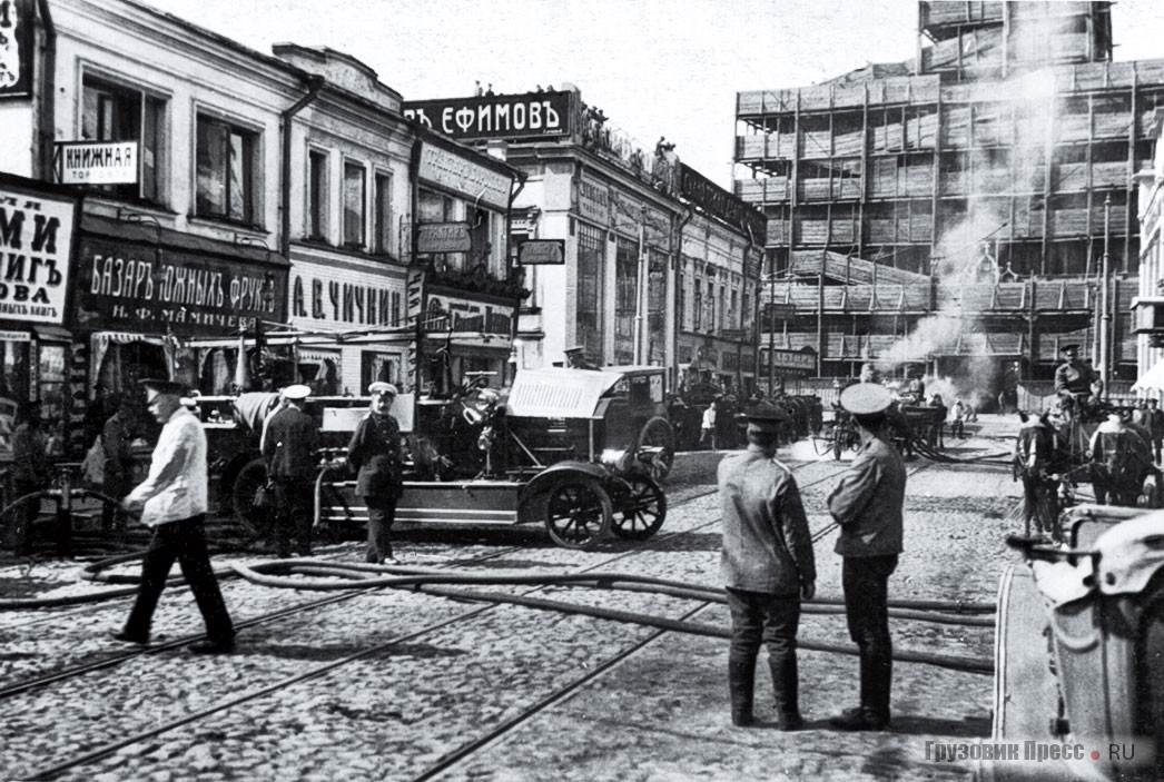 Автонасосы и автолестница нового обоза в работе на весенних пожарах в центре Москвы, май 1914 г.
