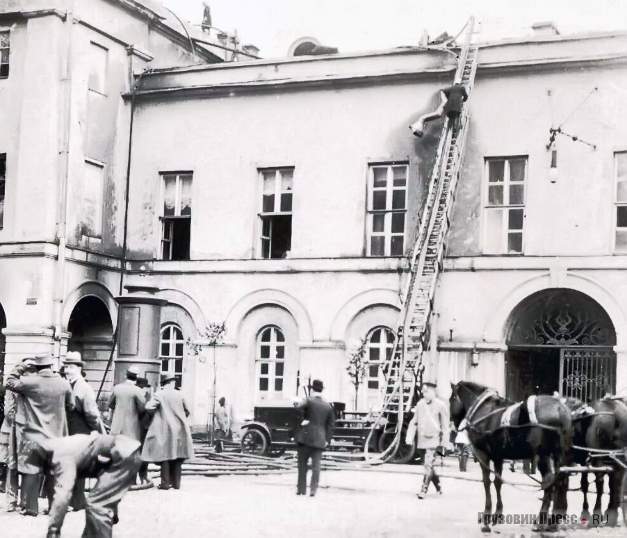 Автолестница Daimler/Magirus, пожарные поднимают рукава на крышу здания. Москва, Александровский пассаж, 2 мая 1914 г.