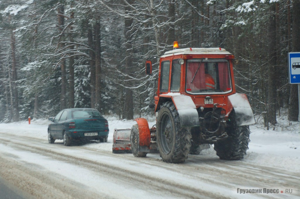 Снегоуборочная техника в действии - попадавшиеся несколько раз МТЗ-82 занимались чисткой обочин трассы Минск - Полоцк
