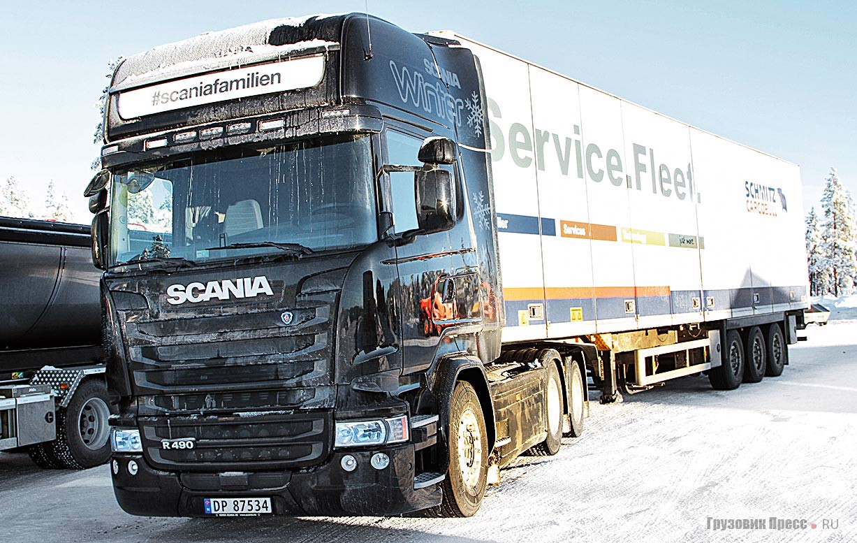 Седельный тягач [b]Scania R 490 LA6x2MNB[/b] с кабиной CR19 Topline (высокая спальная кабина с высокой крышей). Двигатель DC13 125 мощностью 490 л.с., крутящий момент – 2550 Н∙м. Коробка передач GRSO905R с 12 ступенями и ползучей передачей с автоматизированной системой переключения передач Opticruise. Имеет 9-тонную переднюю ось и заднюю тележку под нагрузку до 19 т. Автомобиль укомплектован полуприцепом от компании Schmitz Cargobull