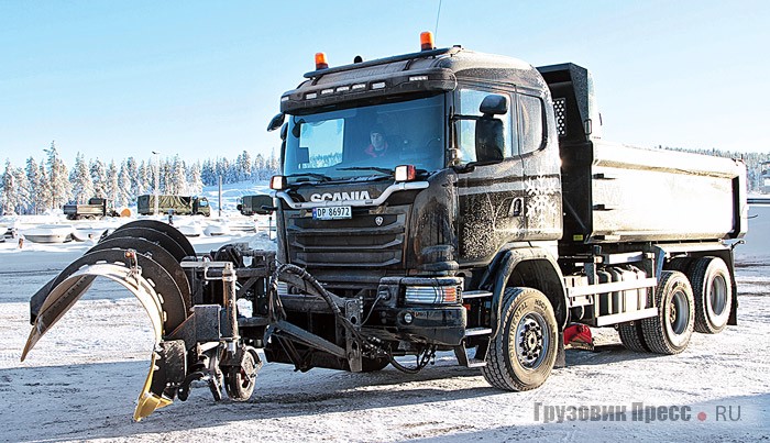 [b]Scania G 490 CB4x4+2HHA[/b] с подкатной задней осью идеально подходит для снегоуборки. У автомобиля полный привод и АКП. Кабина CG19 со спальным местом. Двигатель DC13 125 – 490 л.с. (2550 Н∙м)