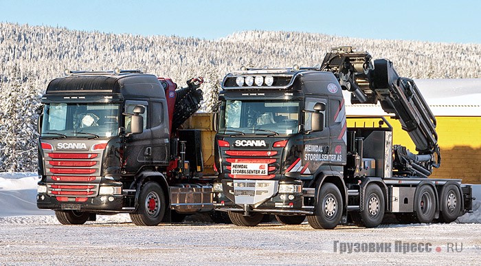 Эти два спецавтомобиля никто не тестировал. Первый автомобиль: [b]Scania R 520 6х6[/b] с КМУ и крюковым погрузчиком. Второй: [b]Scania R490 8X2*4[/b] с краном HMF 8520 K6 OK6 FJ2000. Кран – 85 т∙м, с 20-тонной системой Fly-Jibb, с 6-ступенчатой телескопической стрелой, которая обеспечивает широкий спектр работ на расстоянии до 30 м. Стояли они здесь, по всей видимости, не случайно – на непредвиденный случай. Но так никому и не понадобились, по крайней мере в этот день