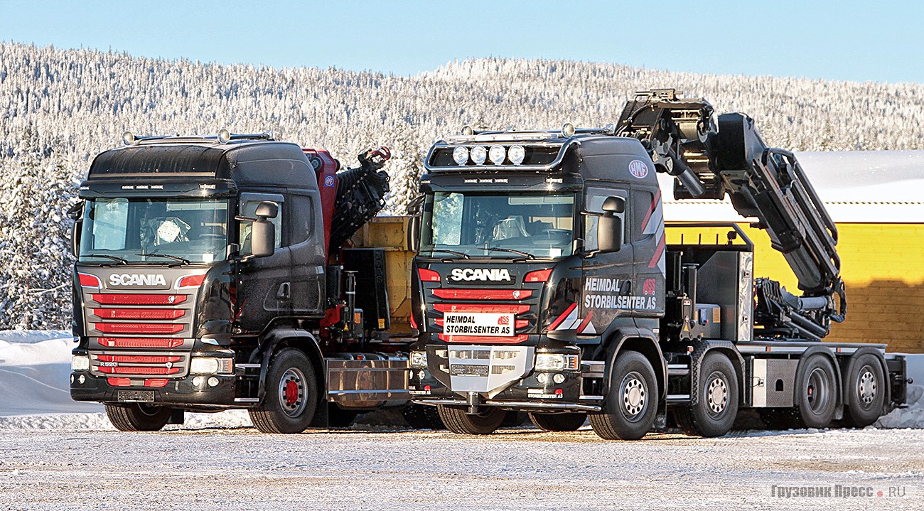 Эти два спецавтомобиля никто не тестировал. Первый автомобиль: [b]Scania R 520 6х6[/b] с КМУ и крюковым погрузчиком. Второй: [b]Scania R490 8X2*4[/b] с краном HMF 8520 K6 OK6 FJ2000. Кран – 85 т∙м, с 20-тонной системой Fly-Jibb, с 6-ступенчатой телескопической стрелой, которая обеспечивает широкий спектр работ на расстоянии до 30 м. Стояли они здесь, по всей видимости, не случайно – на непредвиденный случай. Но так никому и не понадобились, по крайней мере в этот день