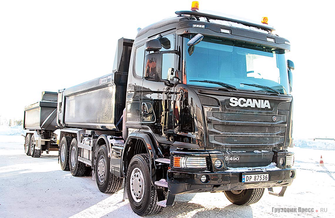 Четырёхосный самосвал [b]Scania G 490 CB8x4HHZ[/b] с 13-литровым двигателем DC13 125 490 л.с. (2550 Н∙м). Самосвальный кузов от компании Istrail. Геометрия кузова предохраняет груз от быстрого замерзания. Кабина CG19 имеет спальное место. В Норвегии такие автомобили часто используют для снегоуборки и обработки дорог. В перерывах водитель может отдохнуть в кабине – забота о человеке