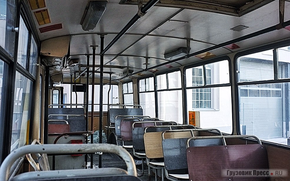 Салон троллейбуса ЗИУ-682В потребует замены сидений