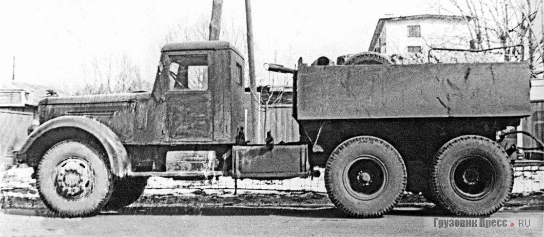 Серийный ЯАЗ-210Г образца 1952–1953 гг. Хорошо видно отсутствие лебёдки, а также левой полуоси заднего моста, вероятно, вышедшей из строя в дороге. Дверцы тягача обшиты стальным листом, но кабина с боков – всё ещё «вагонкой». Москва, 1960-е