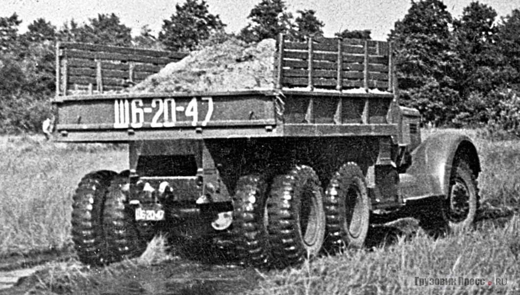 Экземпляр позднего ЯАЗ-210Г на шинах И-78 с армейским номером Ш6-20-47, снятым тентом и грузом песка