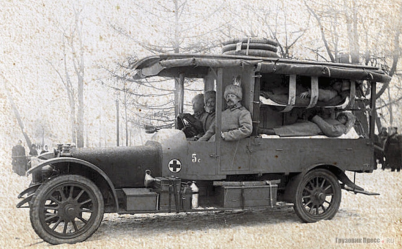 Перевозка лежачих раненых в машине санитарно-автомобильного отряда. Петроград, 1915 г.