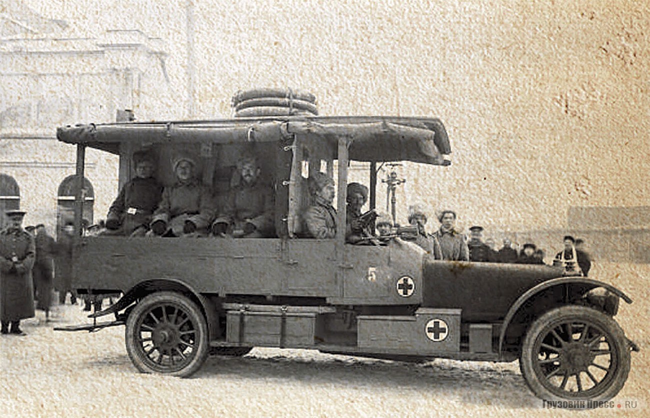 Перевозка легкораненых в машине санитарно-автомобильного отряда. Петроград, 1915 г.