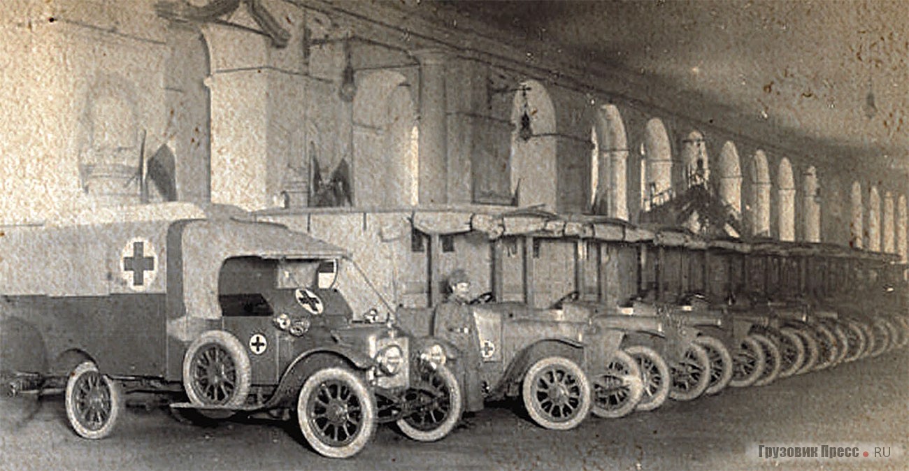 Colonne du détachement d'ambulances.  Au premier plan se trouve une Austin-8.  Pétrograd, 1915