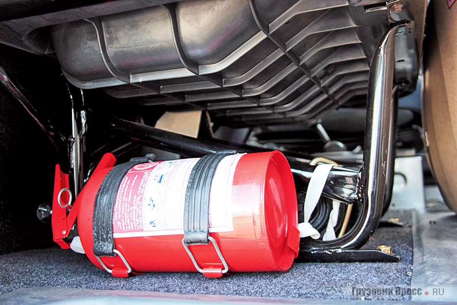 Топливозаправщик дополнительно оборудован комплектом общей и индивидуальной защиты в соответствии с требованиями ДОПОГ