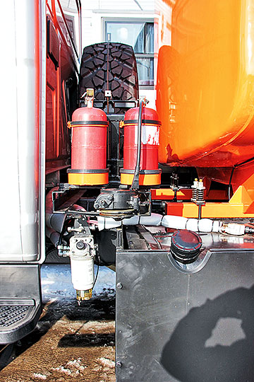 Топливозаправщик дополнительно оборудован комплектом общей и индивидуальной защиты в соответствии с требованиями ДОПОГ