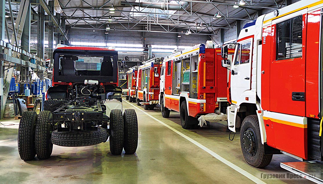 Шасси будущей пожарной автоцистерны и ряд машин на завершающих этапах сборки