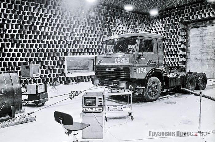 КамАЗ-54115 на испытаниях в шумозаглушённой камере Автополигона НАМИ в Дмитрове