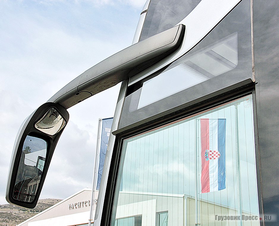 Левое зеркало заднего вида на длинной стойке увеличивает динамический коридор автобуса и гарантирует хороший обзор