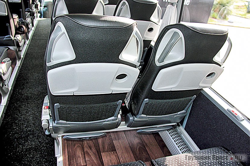 Во время поездки пассажиры могут наслаждаться комфортом анатомических сидений типа Travel Star Xtra с обивкой Softline, подставкой для ног, откидным столиком и багажным карманом