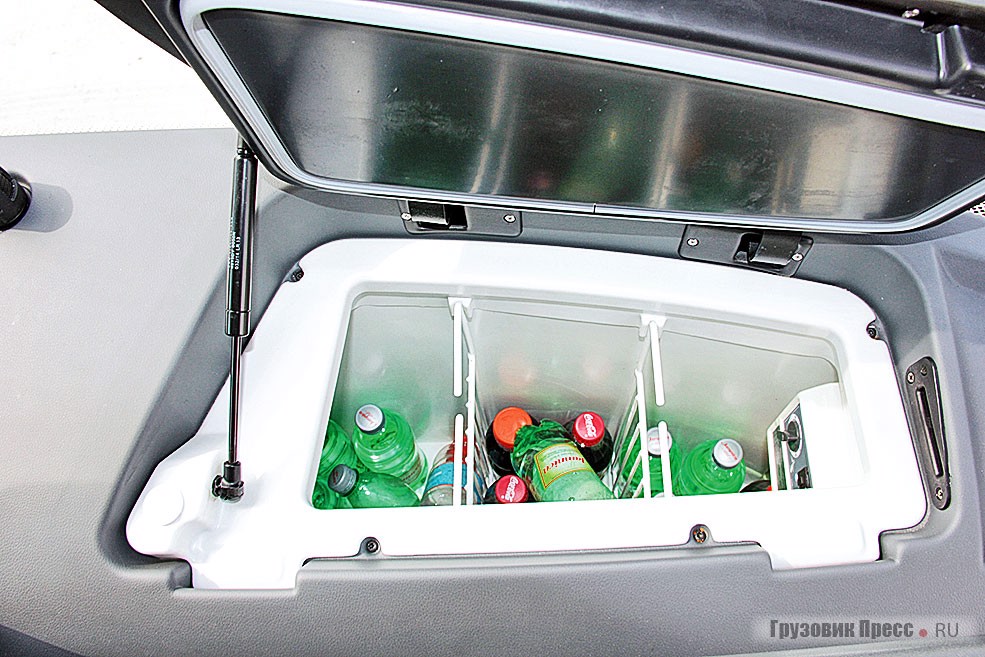 Глубокий бокс холодильника на передней панели позволяет хранить напитки в несколько ярусов