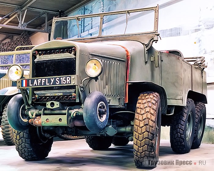 Laffly S15R – один из самых необычных автомобилей в мире: привод 6х6, бортовая трансмиссия, независимая подвеска задних осей, колёсные редукторы. Дополнительные катки помогают переезжать через неровности. Буква R в индексе обозначала véhicule de reconnaissance, разведывательный автомобиль. Буква Т – tracteur d’artillerie léger, лёгкий артиллерийский тягач. Выпуск был ничтожным (модель S15R – 550 машин)