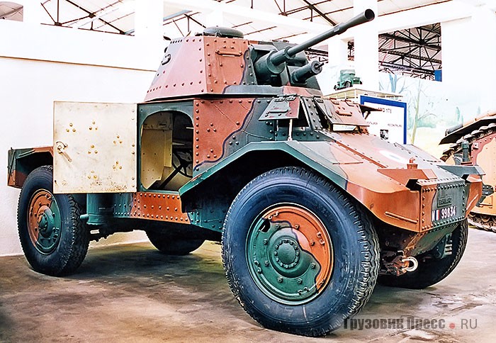 Броневик Panhard 178, он же AMD 35P, что означало дословно «самоходный разведывательный пулемёт образца 1935 года на шасси Panhard» (auto mitrailleuse de découverte modèle 1935 Panhard). Вооружён полуавтоматической 25-мм пушкой, за характерный звук прозванной «Пан-пан». Понравился немцам, они поставили его на вооружение как Panzerspähwagen P204 (f). На 22 июня 1941 г. у немцев было 190 «пан-панов», из которых до конца года они потеряли 107