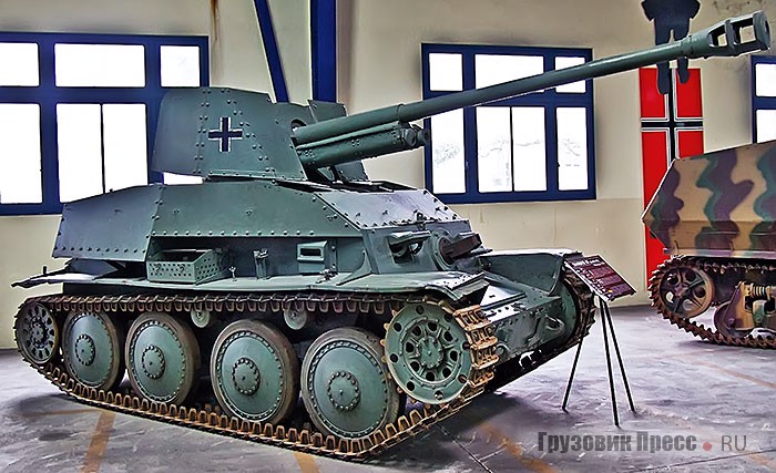 Германская техника времён Второй мировой войны представлена в Сомюре весьма полно. Вот, например, самоходная артиллерийская установка Sd. Kfz 139 Marder на чехословацком танковом шасси Pz Kpfw 38 (t) с советской дивизионной 76,2-мм пушкой Ф-22. С апреля по октябрь 1942 г. немцы выпустили 344 таких «гибрида». Русские снаряды могли пробивать броню советских Т-34 и КВ-1, в отличие от немецких схожего калибра