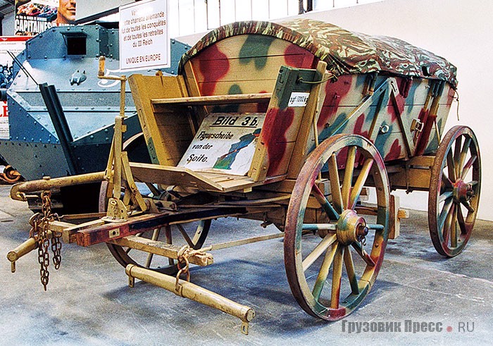 Уникальный экспонат – Hf2, schwere Heeresfeldwagen, тяжёлый конный войсковой фургон. Грузоподъёмность – 1000 кг. Что бы ни говорили о моторизации германской армии, а основные перевозки выполнял гужевой транспорт. В пехотной дивизии вермахта численностью 17 200 человек имелось 5375 лошадей. И такие повозки делали до 1945 г. А уцелела только эта