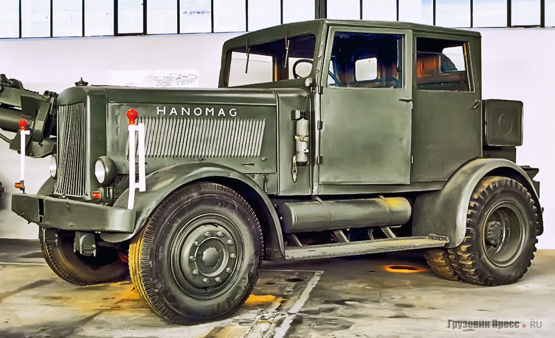 Тягач (а, по сути, дорожный трактор) Hanomag ST 100W выпускали c 1940 по 1944 г. Сначала носил индекс SS 100 (от Straßenschlepper, уличный трактор), но, поскольку такой аббревиатурой пользовались охранные отряды СС, одну букву заменили. Мог тянуть за собой прицеп массой до 20 т. Использовался в качестве инженерного и аэродромного – в том числе перевозил ракеты V2 к стартовым площадкам. После войны – любимый тягач всех цирков