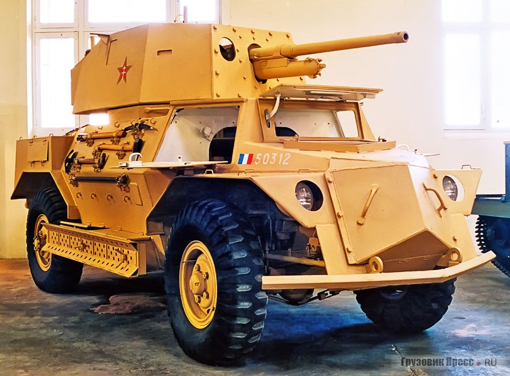 Бронеавтомобиль Marmon-Herrington SARC Mk IV – подтверждение масштабов Второй мировой войны. Он разработан и строился с 1943 г. в… Южно-Африканском Союзе (это королевство существовало с 1910 по 1961 г.), в Йоханессбурге. Сделано 2116 штук. На башне с 40-мм пушкой символ сражающейся Франции – Лотарингский крест – соединён с красной звездой. За Францию воевало немало коммунистов