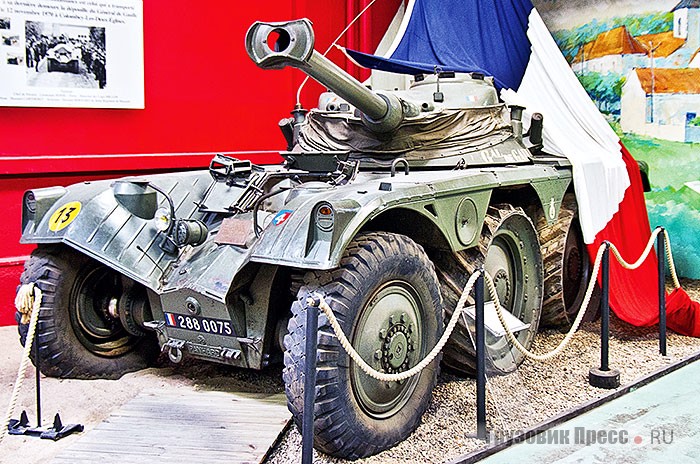 Бронированная разведывательная машина Panhard EBR 75 с дополнительными опускными колёсами двух средних осей. Двигатель – горизонтально-оппозитный 12-цилиндровый, трансмиссия – бортовая, кузов  полностью симметричный. На вооружении с 1951 по 1985 г. Водитель гусар Картерэ из 4-го гусарского полка на данном экземпляре 12 ноября 1970 г. вёз гроб с телом Шарля де Голля на кладбище в Коломбэ-ле-Дёз-Эглиз