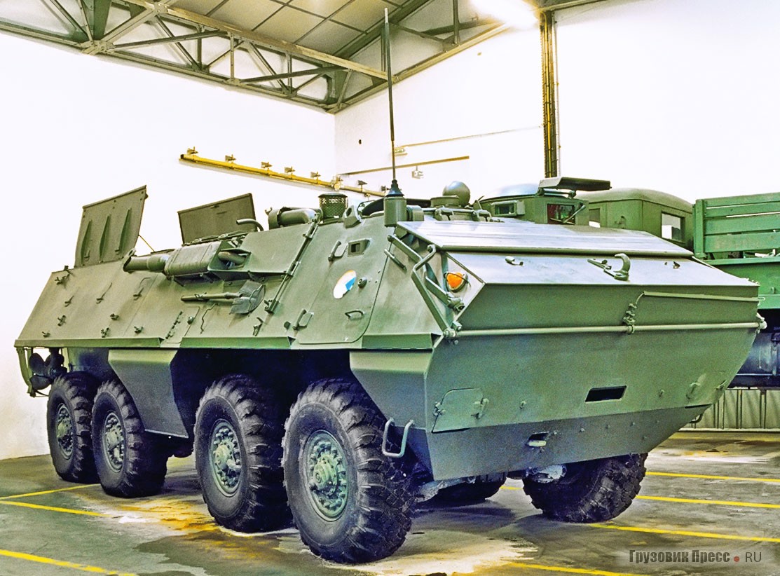 Чехословацкий бронетранспортёр OT-64 (Obrněný Transportér образца 1964 г.) создан совместно чешской Tatra и польской FCS (в Польше БТР известен как SKOT) на узлах Tatra-813. В отличие от советского БТР-60 рассчитан на проезд по узким европейским тоннелям: его ширина ОТ-64 – 2550 мм против 2906 мм у БТР-60. ОТ-64 опередил время – по его схеме впоследствии сделано несколько европейских БТР