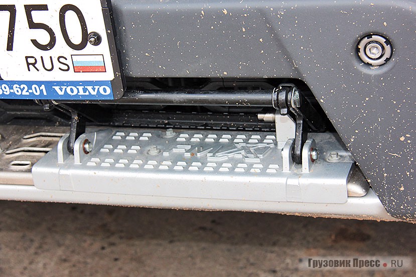 Специальный усиленный бампер Volvo FMХ13 8х4 и его откидная ступень