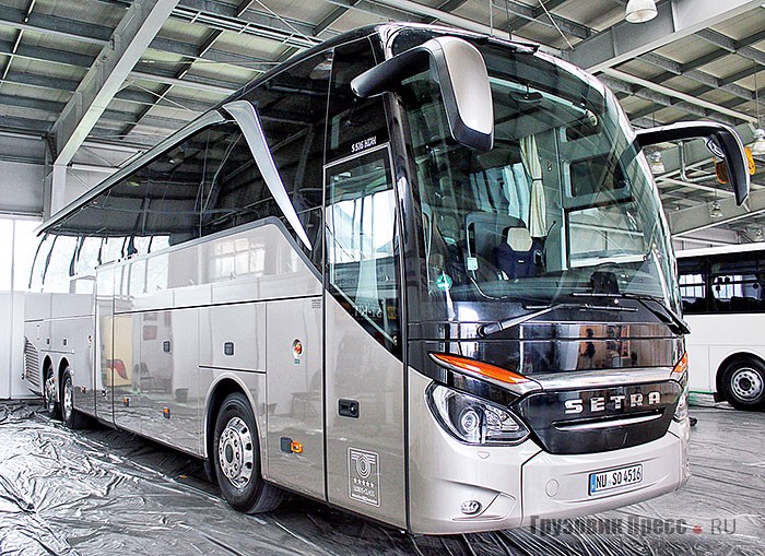 Самая яркая премьера нынешнего года – туристский Setra TopClass S 516 HDH. Ввиду фантастической цены на Setra топовую версию решено было продемонстрировать в виде автобуса для сохранившей финансы целевой аудитории – различных спортивных клубов. Поэтому в машине длиной 13 325 мм удалось разместить всего 29 мест, зато с большим комфортом