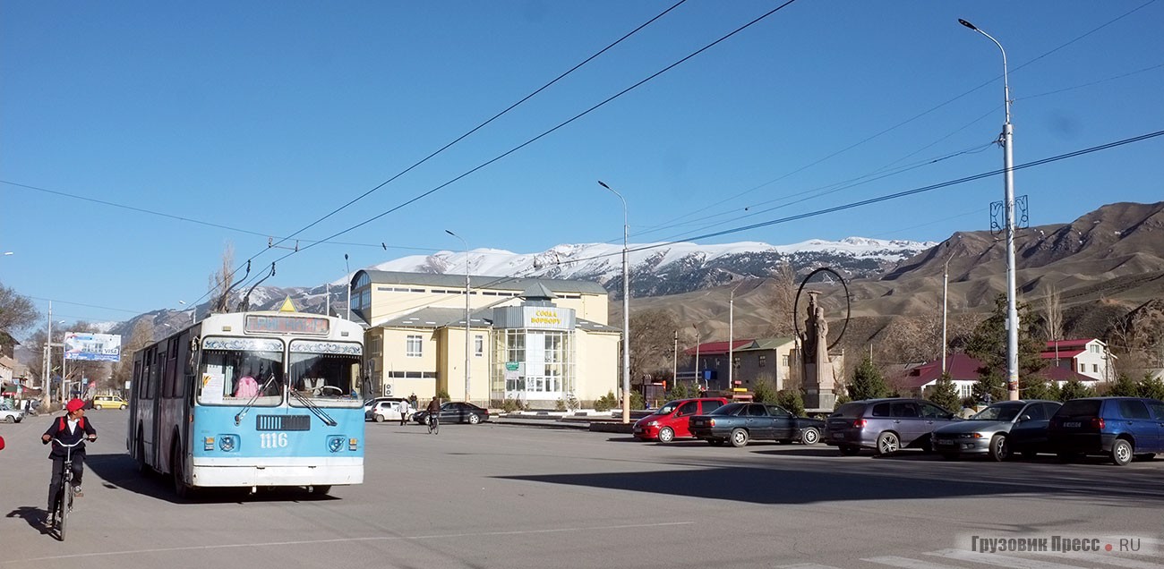 Троллейбус на главной городской площади