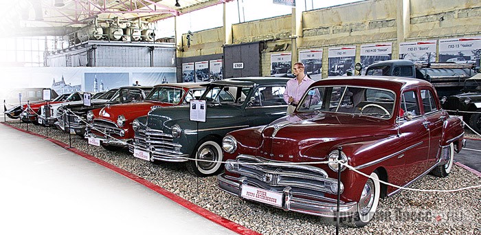 Иностранные ретроавтомобили – неотъемлемая часть музея на Рогожском Валу: Dodge Coronet (1950 г.), 2-дверный Plymouth Special Deluxe (1949 г.), кабриолет Dodge Mayfair (1953 г.).