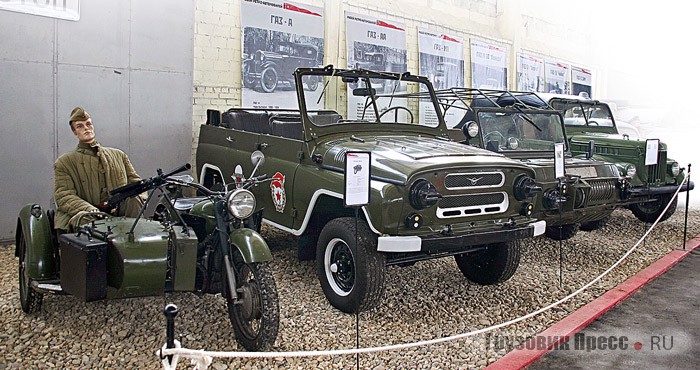 Армейская техника недавнего прошлого: мотоцикл М-72, парадный УАЗ-3151 (УАЗ-469), «транспортер» переднего края (ТПК) ЛуАЗ-967М и ГАЗ-69.